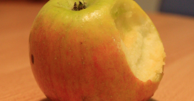 Angebissener Apfel